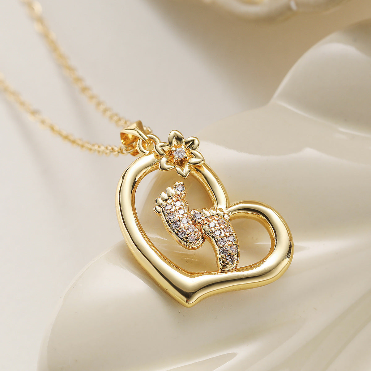 Minimalist Luxury 18K Gold Plated Brass Heart Cubic Zirconia Pendant Necklace for Women