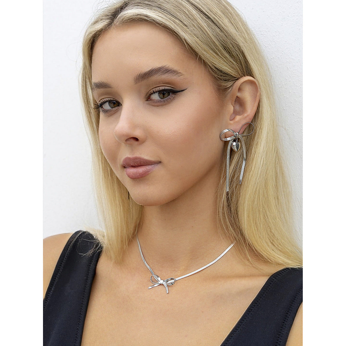 Pendientes Minimalistas de Acero Inoxidable con Lazo y Diseño de Corazón para Mujer con Acabado Chapado