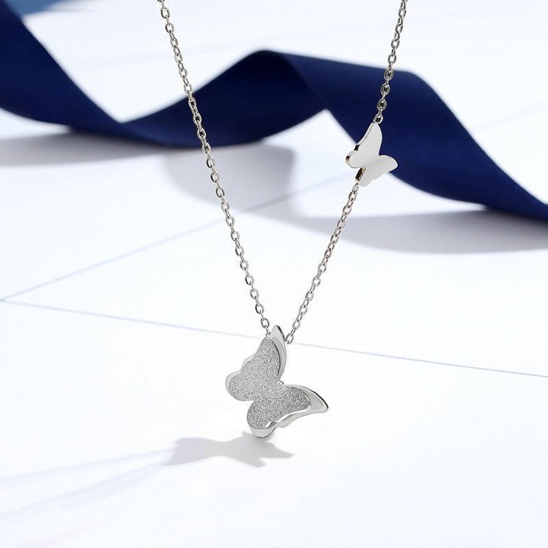 Dolce Collana Minimalista con Pendente a Farfalla in Acciaio al Titanio Placcato Oro Rosa 18K con Catena a O