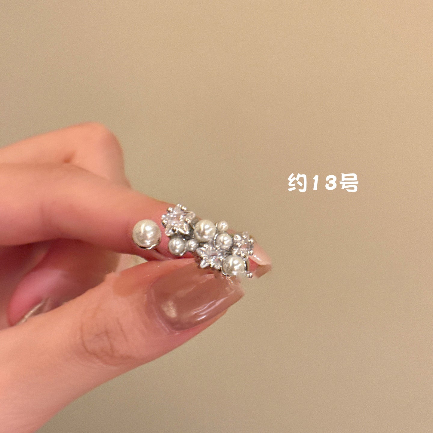 Anello Regolabile Minimalista da Donna con Zirconi e Perle, Finitura Placcata, Design Geometrico, Accessorio di Moda Elegante