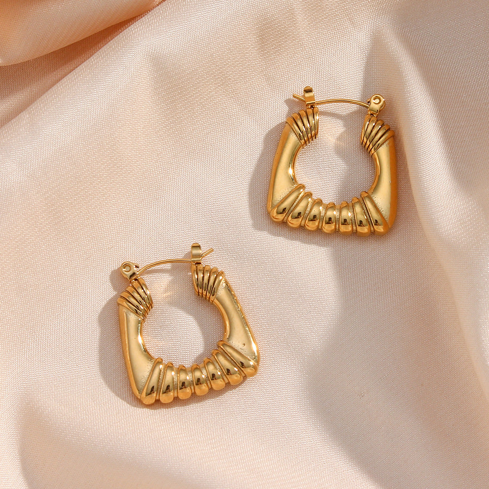 Orecchini a cerchio geometrici vintage in acciaio inossidabile con placcatura in oro 18 carati e dettaglio traforato