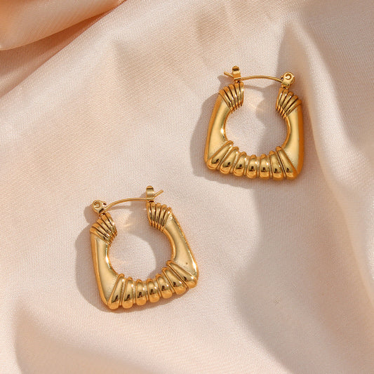 Pendientes de aro geométricos vintage de acero inoxidable con baño de oro de 18 quilates y detalles calados