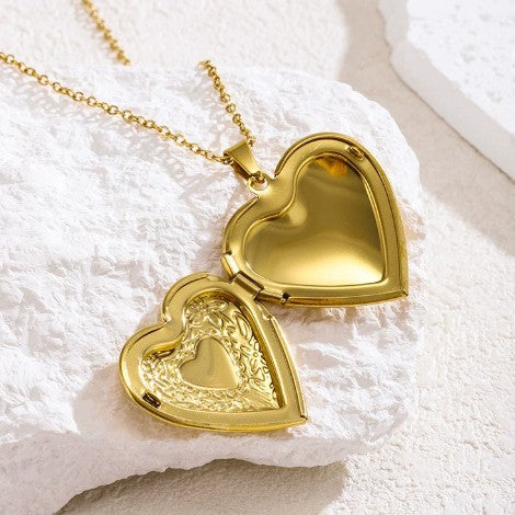 Elegante collana a medaglione a cuore placcata in acciaio inossidabile per donna