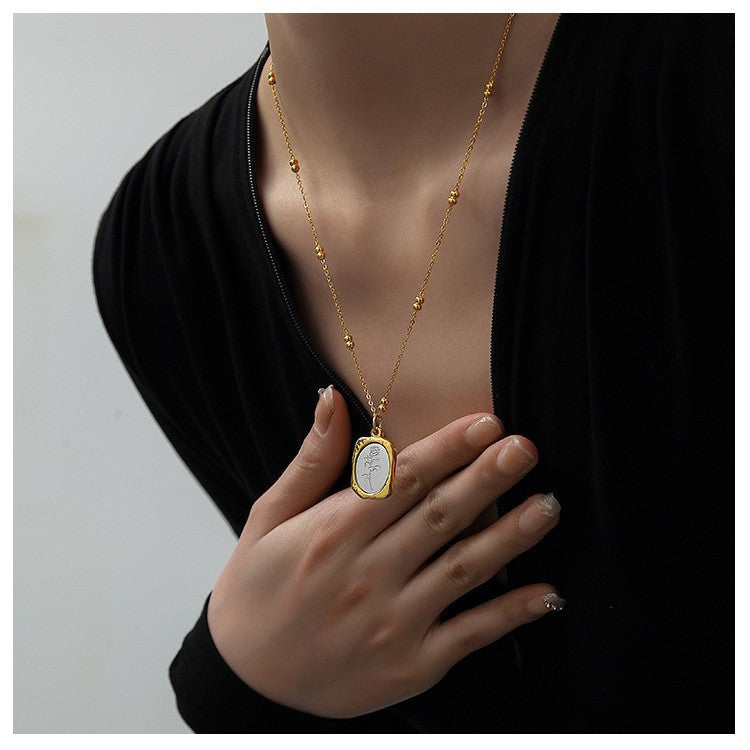 Collana Pendente Rosa Vintage Minimalista in Acciaio al Titanio con Finitura a Specchio e Placcatura in Oro, Unisex