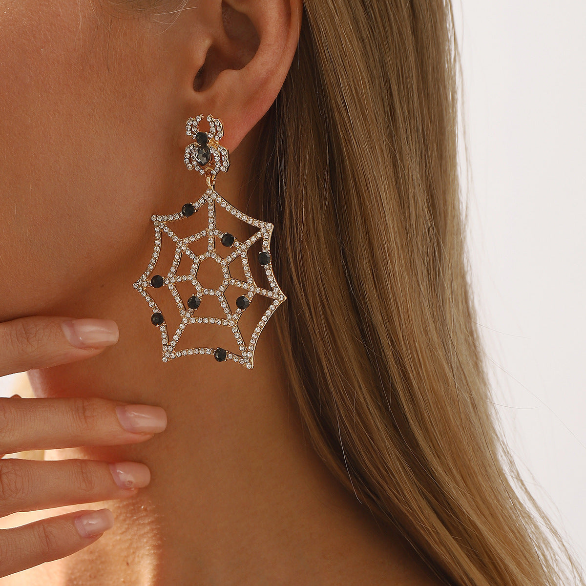 Pendientes de telaraña de Halloween para mujer con incrustaciones de pedrería y construcción de aleación, joyería festiva a la moda.