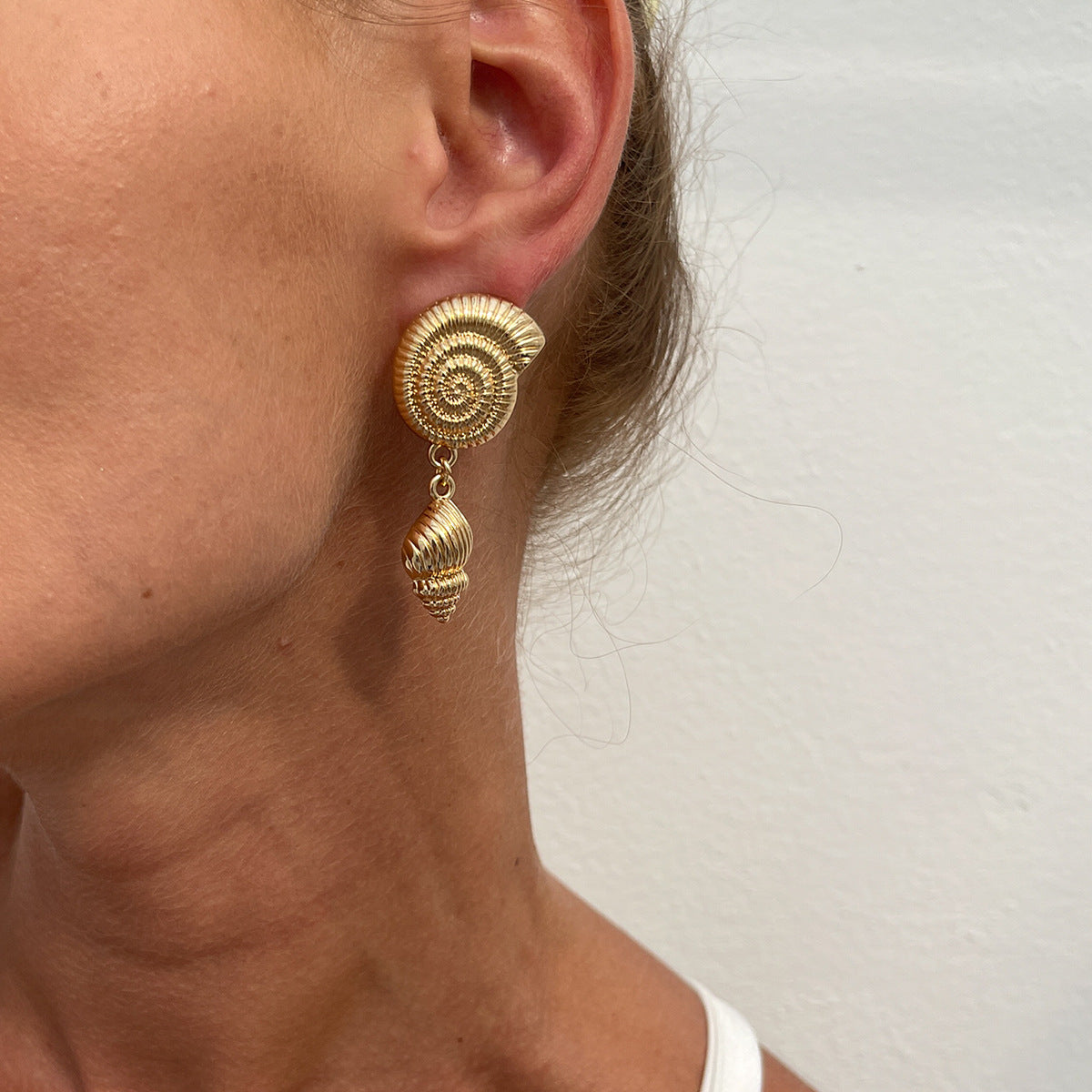 Pendientes largos de aleación con acabado galvanizado para mujer, diseño de estrella de mar asimétrica y concha nacarada