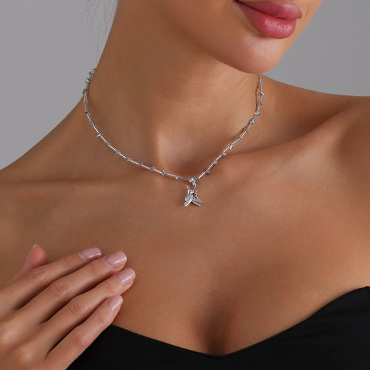 Collar con colgante de aleación con forma irregular de pájaro creativo para mujer con acabado chapado y cadena a la clavícula