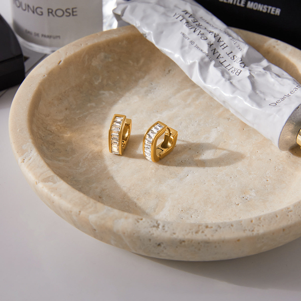 Orecchini geometrici in acciaio inossidabile con intarsio di strass da donna, orecchini a cerchio placcati di lusso, polsini alla moda resistenti allo sbiadimento