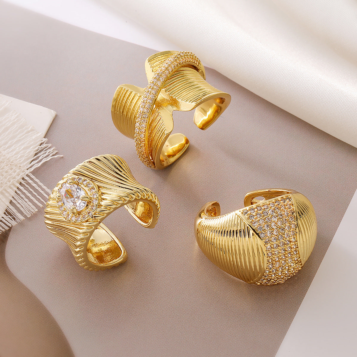 Anello Aperto Geometrico Minimalista da Donna in Ottone con Placcatura in Oro Vero e Intarsio in Zircone