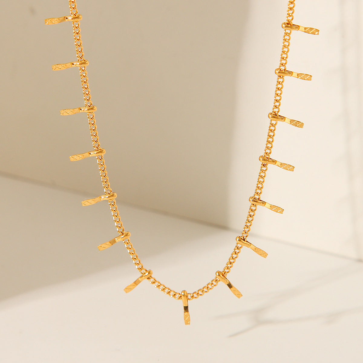 Collana Minimalista da Donna con Nappa a Onda in Acciaio Inossidabile Placcato Oro 18K