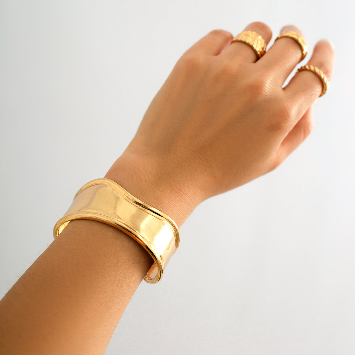 Bracciale da donna in lega a V geometrico irregolare minimalista con superficie lucida e finitura galvanica