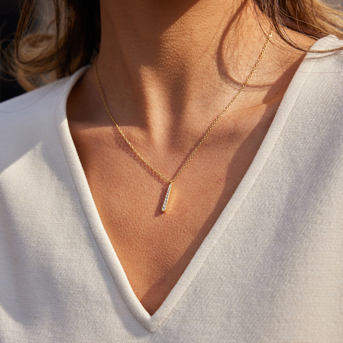 Set di collana con ciondolo a goccia minimalista in acciaio al titanio con intarsio di strass e orecchini in acciaio inossidabile placcato per donna