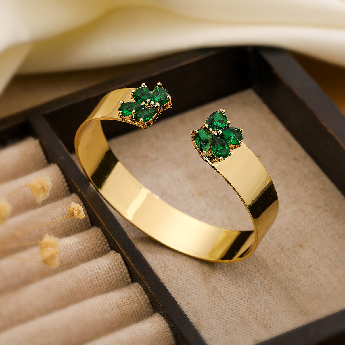 Bracciale Rigido Ampio Geometrico da Donna Realizzato in Rame con Placcatura in Oro 18 carati e Intarsio in Zirconi, Gioielli Minimalisti di Tendenza