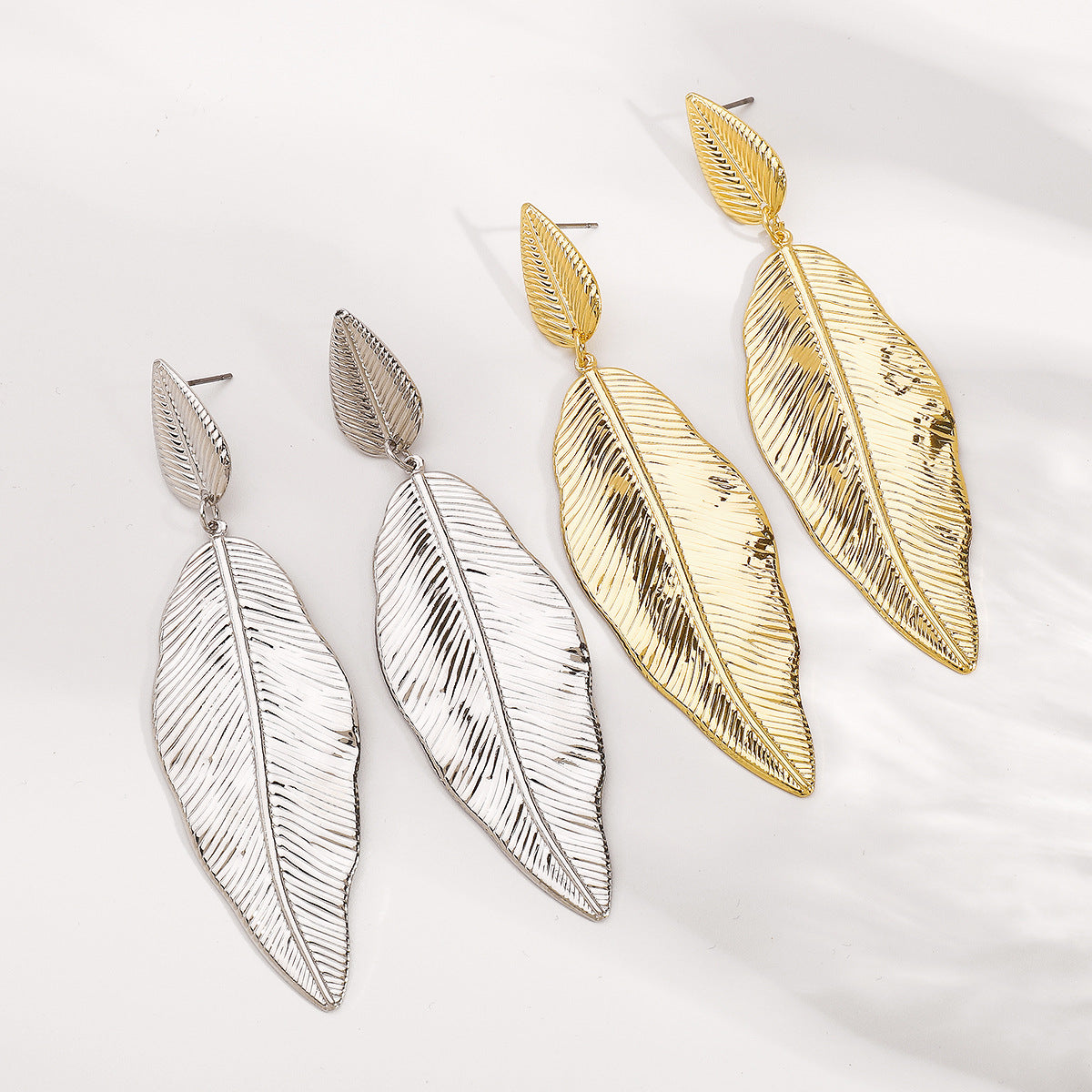 Pendientes de hierro con forma de hoja estilo vintage y diseño minimalista de moda para mujer