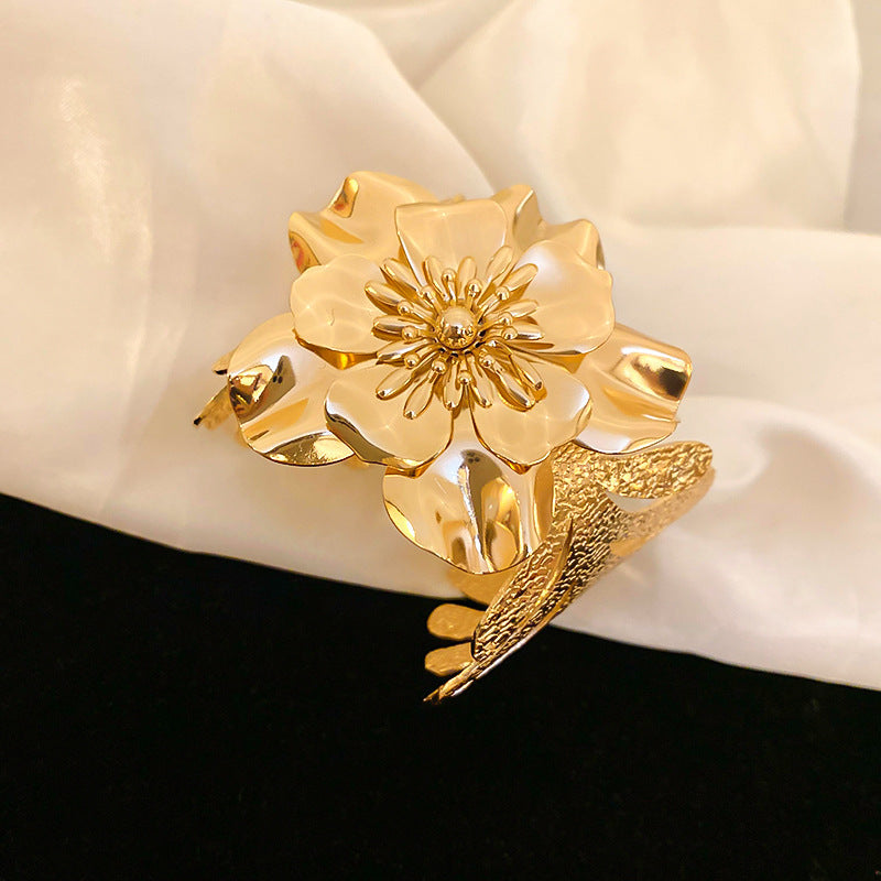 Pulsera Cóncava Irregular Minimalista para Mujer en Aleación de Latón con Acabado Galvánico
