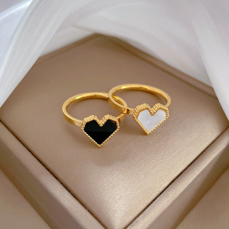 Anillo Minimalista Pulido de Acero de Titanio con Forma de Corazón Unisex