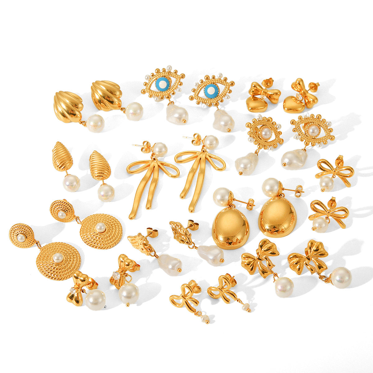Pendientes minimalistas de acero inoxidable con forma de corazón y lazo, con acentos de perlas y chapados en oro de 18 quilates para mujer