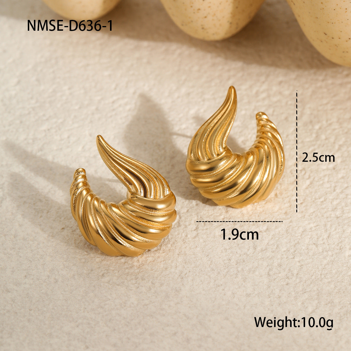 Pendientes de tuerca minimalistas de acero inoxidable con diseño plegado irregular y superficie pulida para mujer