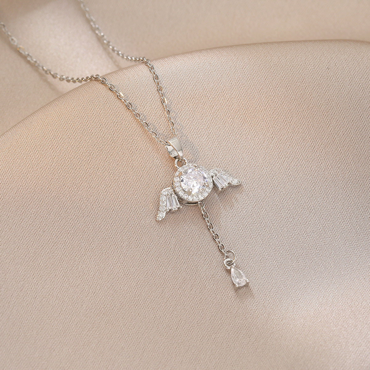 Collana di lusso in acciaio al titanio a forma di cuore con intarsio di strass e pendente a nappa da donna, catena sottile regolabile per clavicola