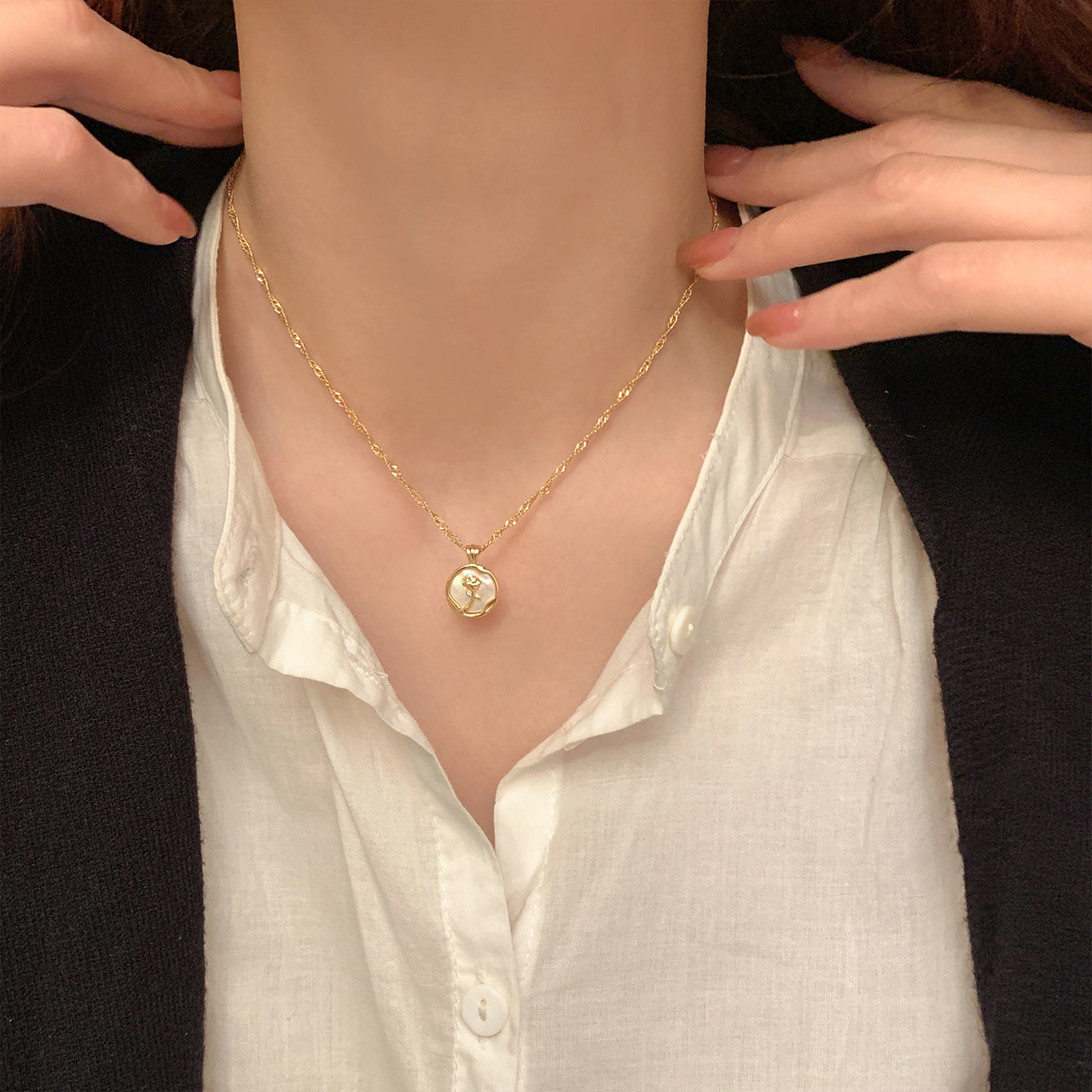 Elegant Floral Abalone-Inspired Pendant Necklace for Women in Alloy with Plated Finish, Delicate Clavicle Chain for Everyday Wear