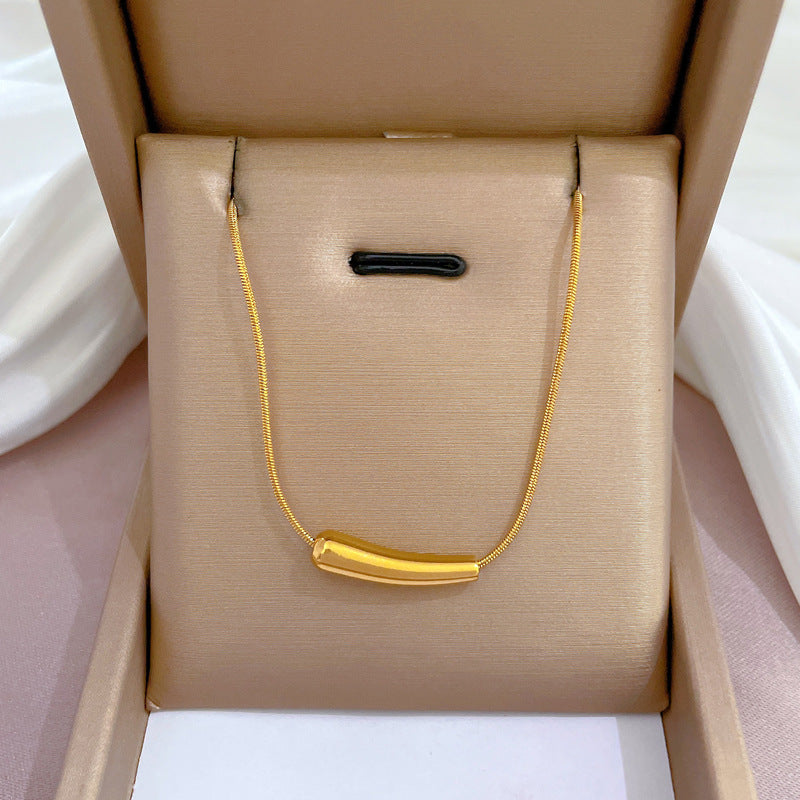 Elegante Collana Pendente da Donna in Acciaio al Titanio con Geometria Viola Melanzana, Placcatura in Oro e Delicata Catena a Clavicola