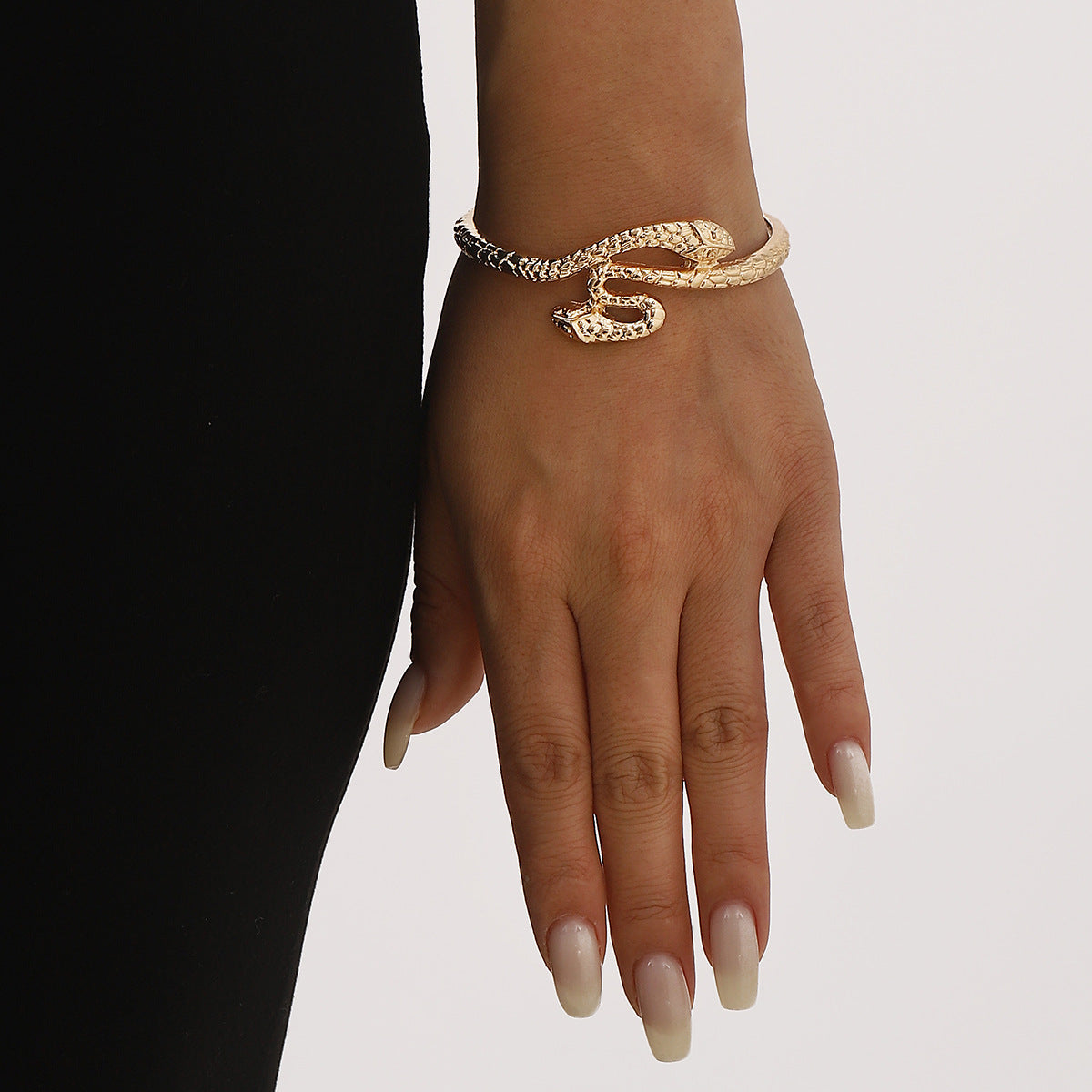 Pulsera de aleación con forma de serpiente minimalista con acabado chapado para mujeres y parejas