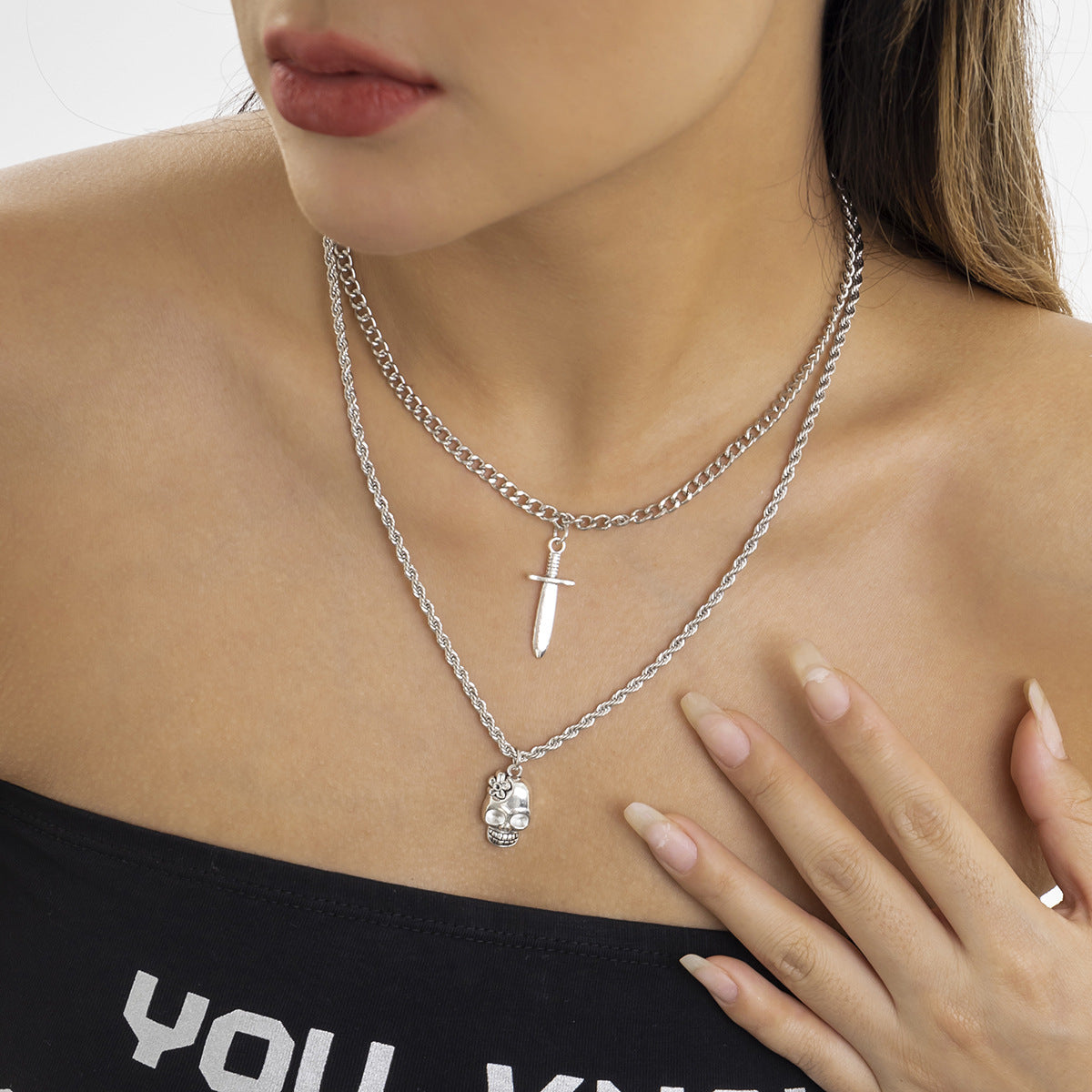 Collar Minimalista Geométrico con Colgante para Mujer con Daga y Calavera, Cadena de Aleación de Doble Capa con Acabado Chapado