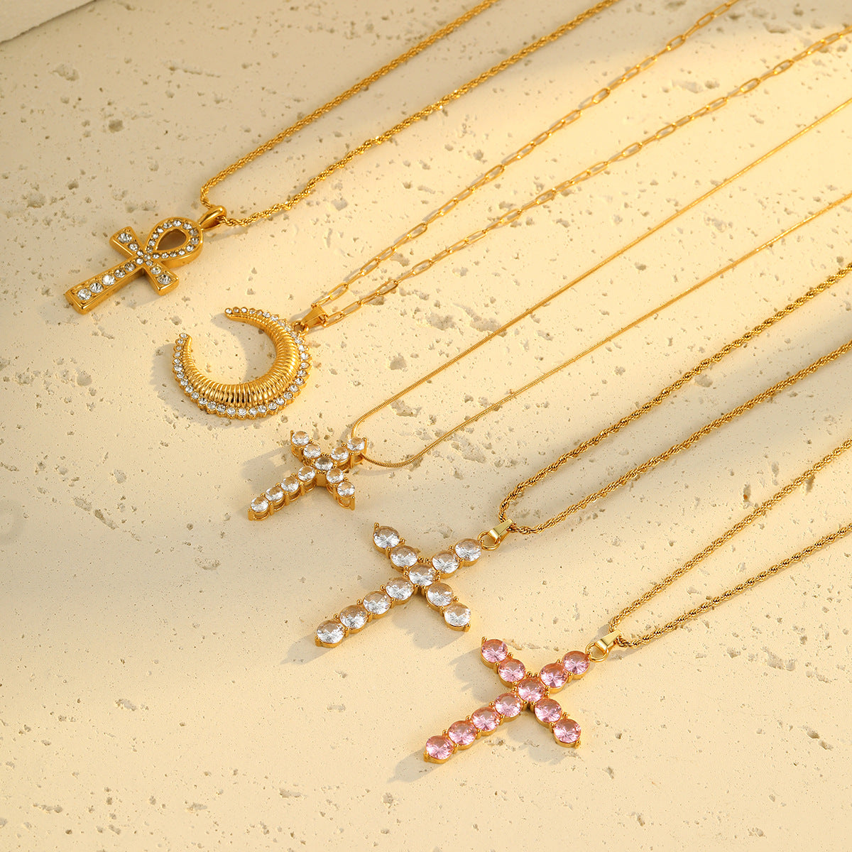 Collana con Pendente a Croce Stile Vintage in Acciaio Inox con Intarsio di Strass su Catena Standard da Donna