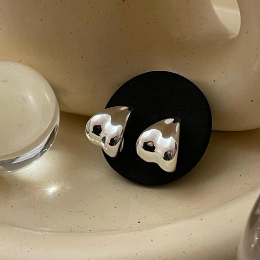 Pendientes de botón geométricos minimalistas con letras en plata de ley 925 con baño de oro