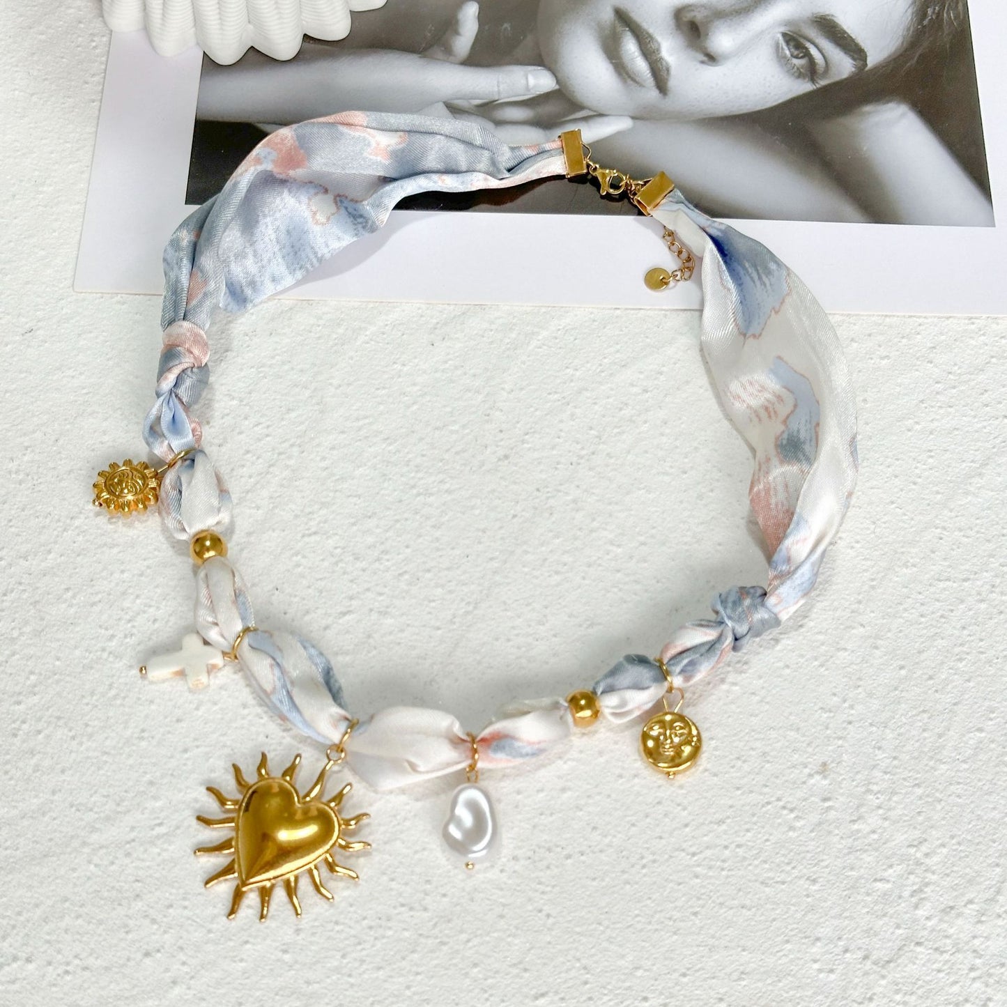 Collana da donna casual con ciondolo in ceramica a forma di fiore e acciaio inossidabile