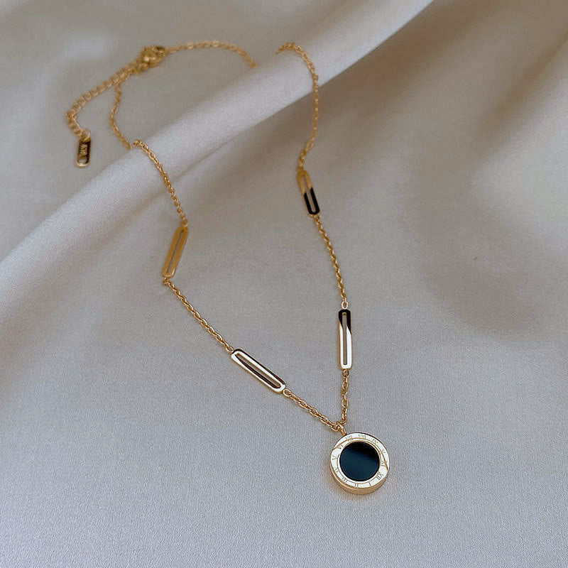 Collar Minimalista de Acero de Titanio en Forma de U con Baño de Oro de 18K, Colgante de Números Romanos, Cadena Ligera para Suéter de Mujer