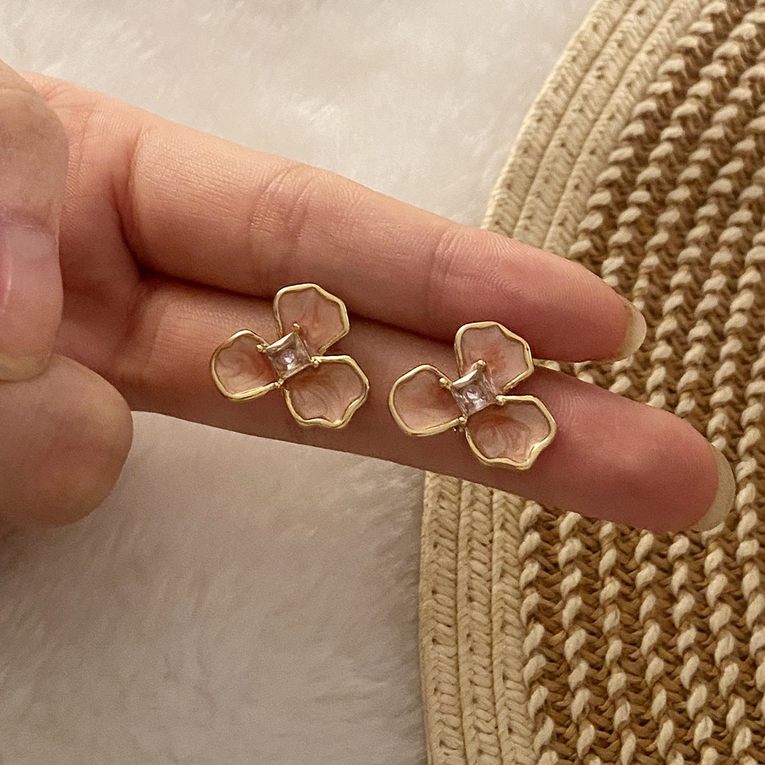 Orecchini a perno in acciaio inossidabile smaltati floreali vintage con design a petalo