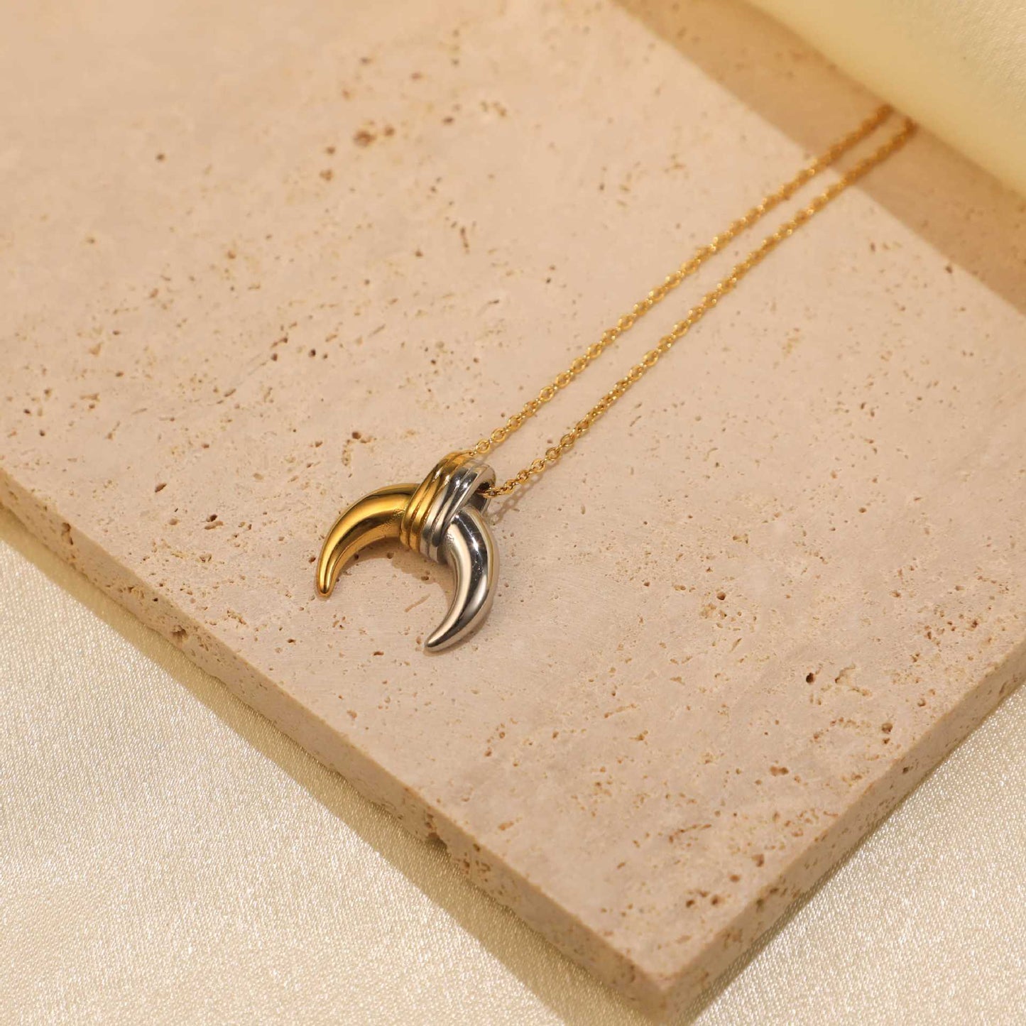 Collar con Colgante de Luna a la Moda en Acero Inoxidable con Baño de Oro de 18K para Mujer