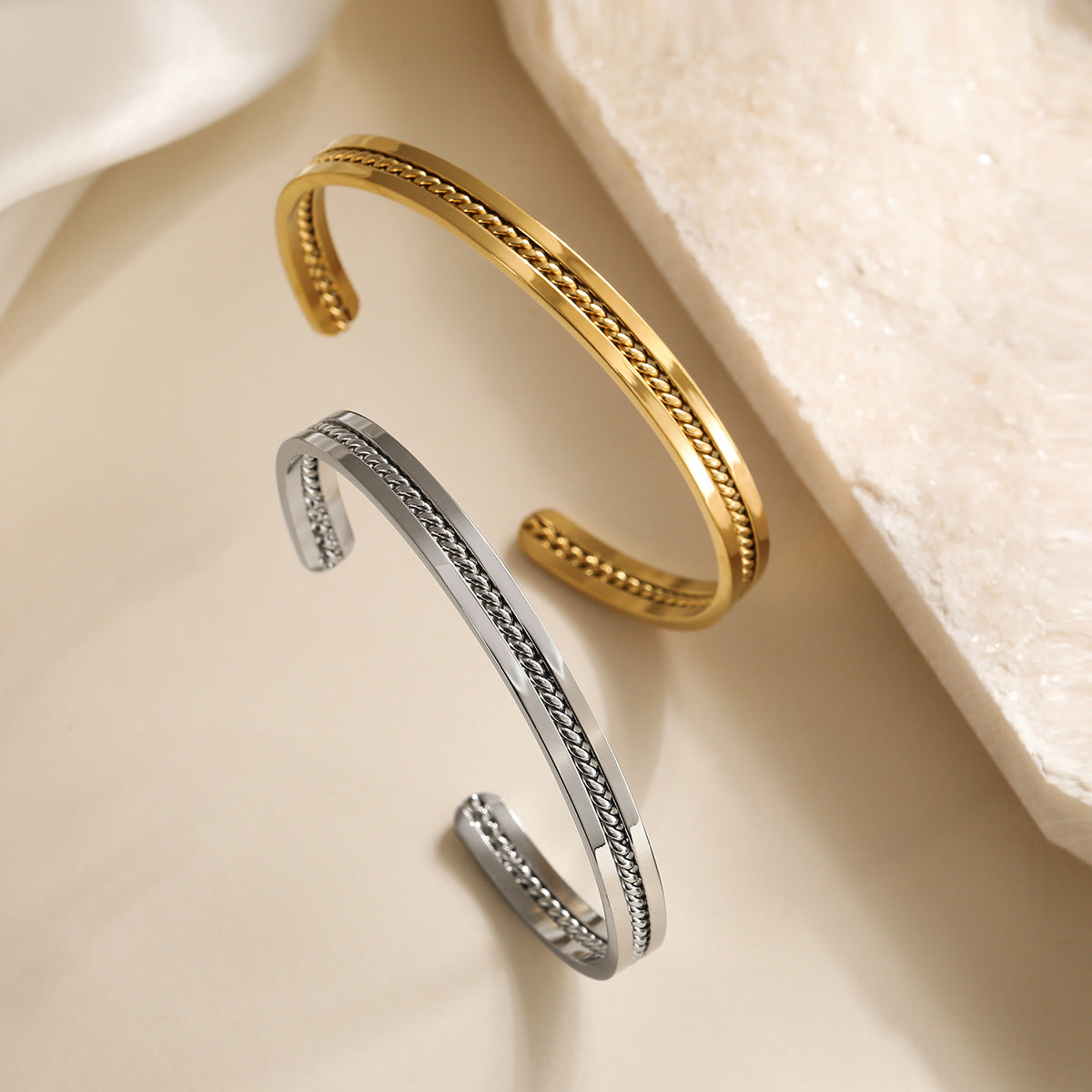 Bracciale vintage a polsino aperto irregolare placcato oro 18 carati in acciaio inossidabile da donna