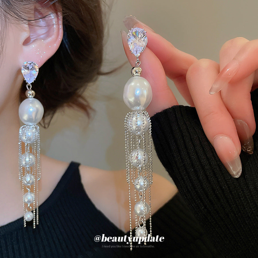 Aretes elegantes de perlas tipo broquel de estilo francés con detalles de circonita y flecos para mujer, forma geométrica, postes de acero chapado, diseño minimalista de lujo