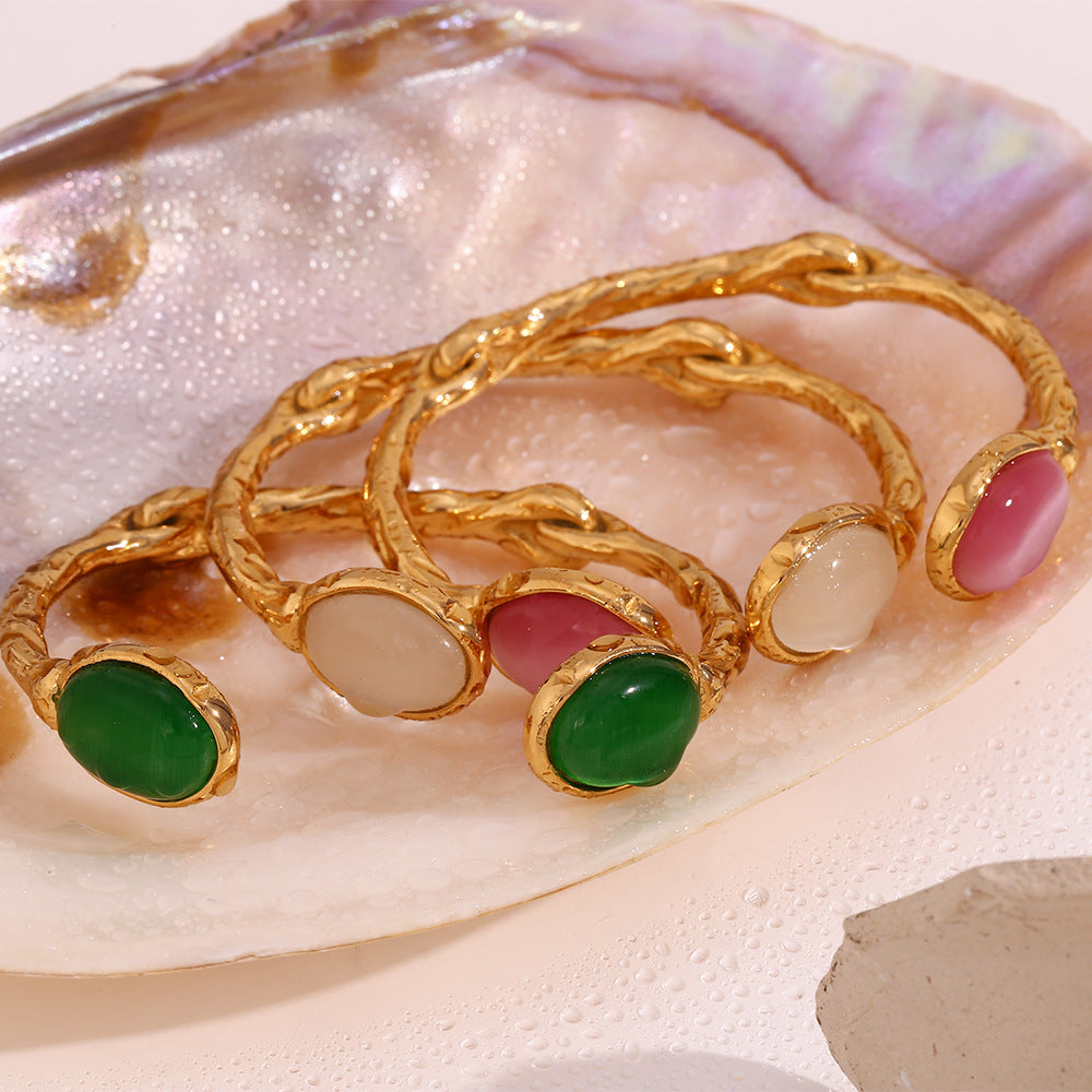 Pulsera de moda de inspiración vintage en acero inoxidable con chapado en oro de 18 quilates, detalles de piedras naturales ovaladas y diseño de brazalete abierto irregular