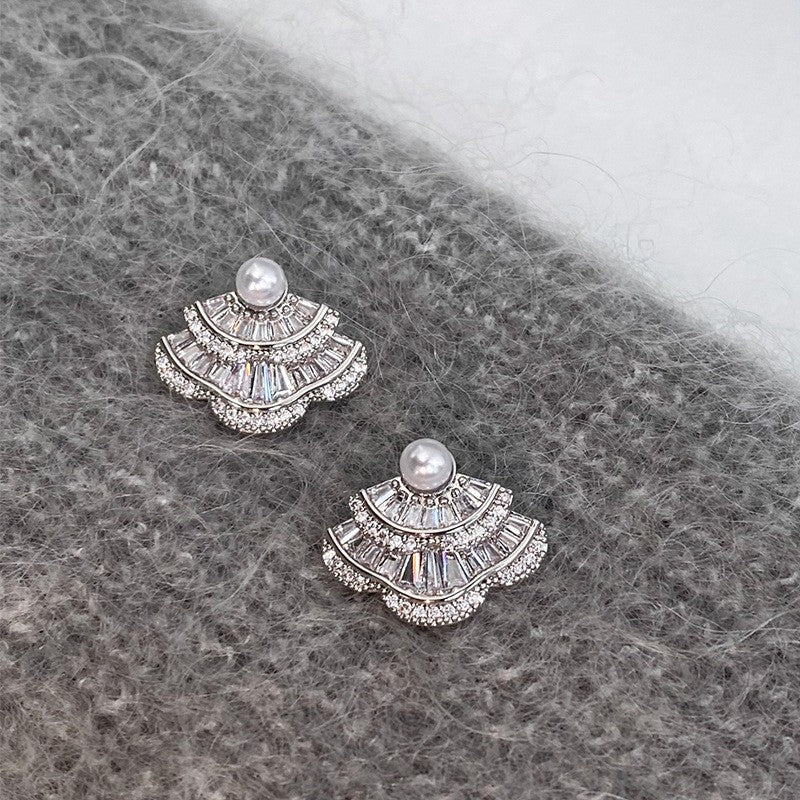 Orecchini a perno minimalisti a stella con perle e accenti di zirconi, su perni in acciaio ipoallergenico