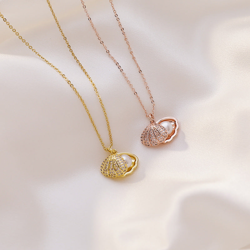Collana in acciaio al titanio placcato rame con perla intarsiata a forma di fiore vintage e ciondolo a conchiglia irregolare per donna e uomo