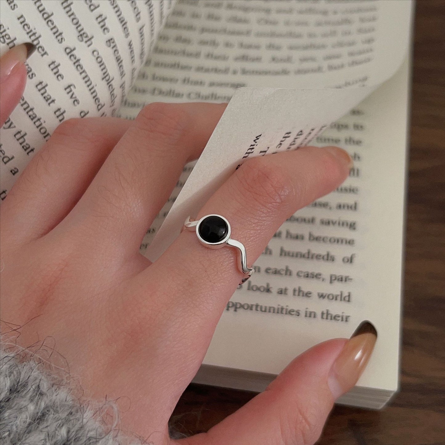 Anillo minimalista con forma de corazón de plata de ley 925 con incrustaciones de ónix negro y facetas geométricas biseladas