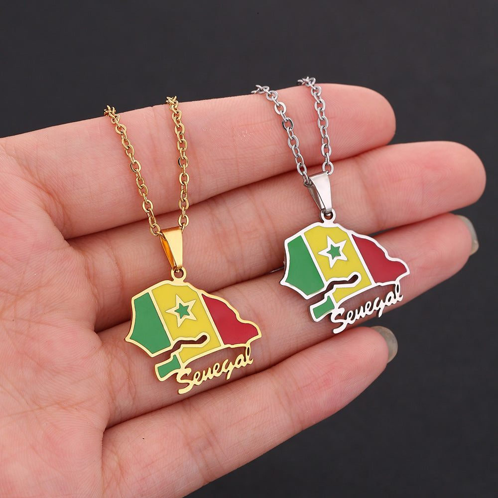 Collana con ciondolo a mappa geometrica del Senegal in stile etnico in acciaio inossidabile con charm in acciaio al titanio e finitura galvanica su catena O