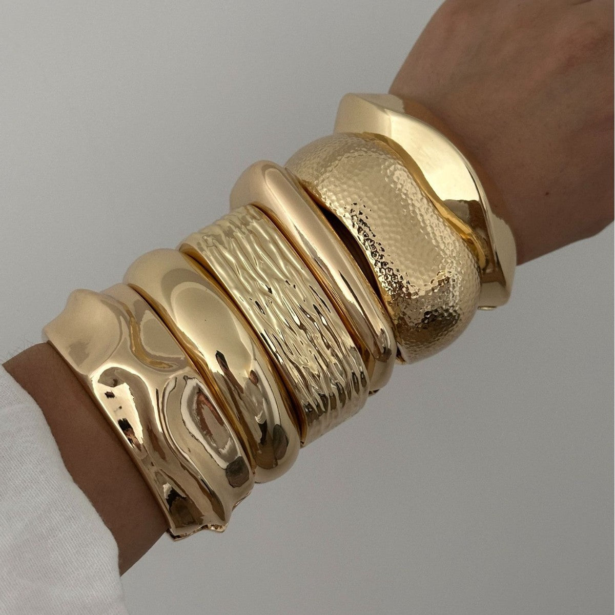 Bracciale a fascia larga aperto con molla irregolare in lega geometrica martellata