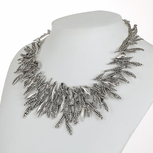 Collar de estilo vintage con colgante geométrico en forma de abanico para mujer con cadena de aleación y acabado galvanizado