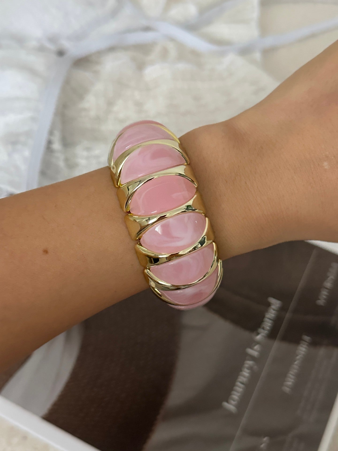 Bracciale elastico in acrilico con figure geometriche colorate