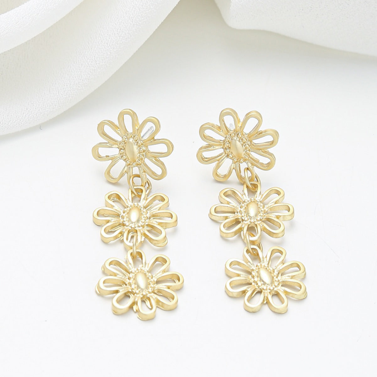 Vintage Floral Stud Earrings in Gold-Plated Alloy with Delicate Flower Center Design for Women