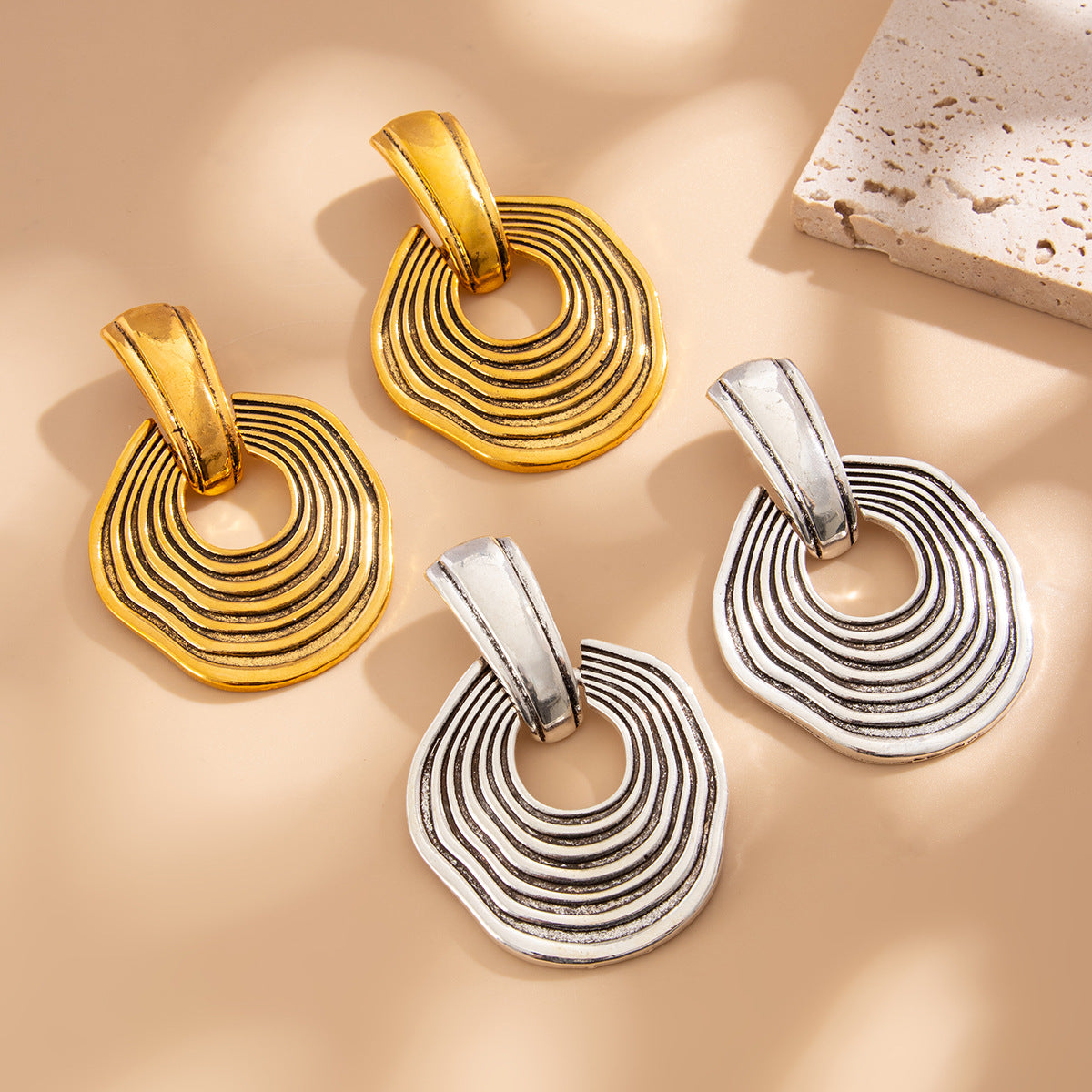 Orecchini a Cerchio Geometrici Minimalisti Vintage in Lega con Finitura Galvanizzata e Design Invecchiato dai Toni Freddi