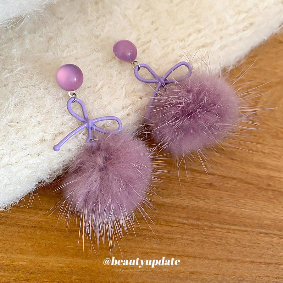 Eleganti orecchini a lobo da donna con fiocco e pon-pon, perni in acciaio placcato e texture vellutata e morbida
