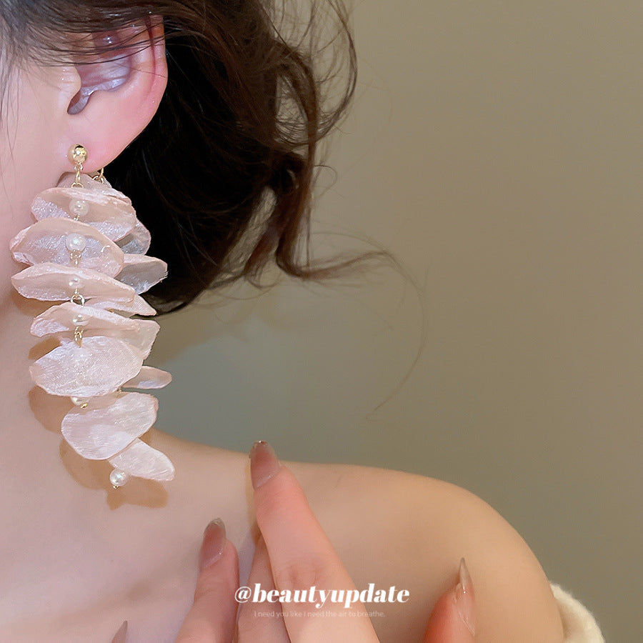 Pendientes de perlas florales con postes de acero bañados en plata para mujer, joyería elegante y femenina de lujo ligero