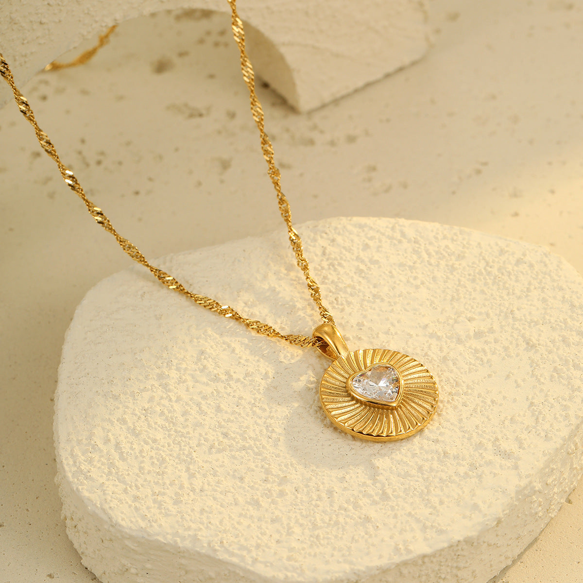 Collar con colgante de corazón de diamantes de imitación de acero inoxidable chapado en oro de 18 quilates para mujer