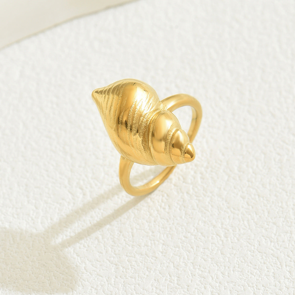 Anello da donna minimalista a forma di conchiglia in rame, ispirato all'oceano, con finitura placcata