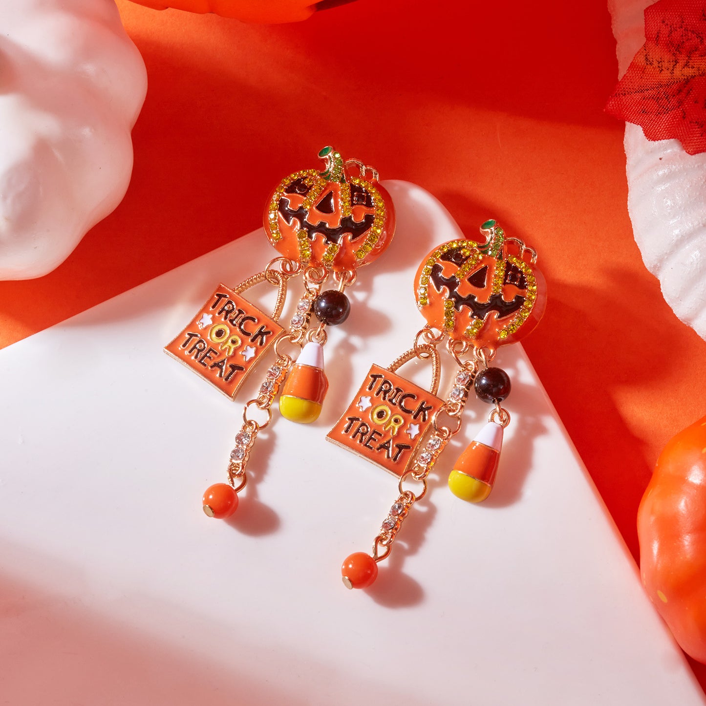 Pendientes oscuros góticos con forma de calabaza, esmalte y pedrería con postes de acero inoxidable para mujer